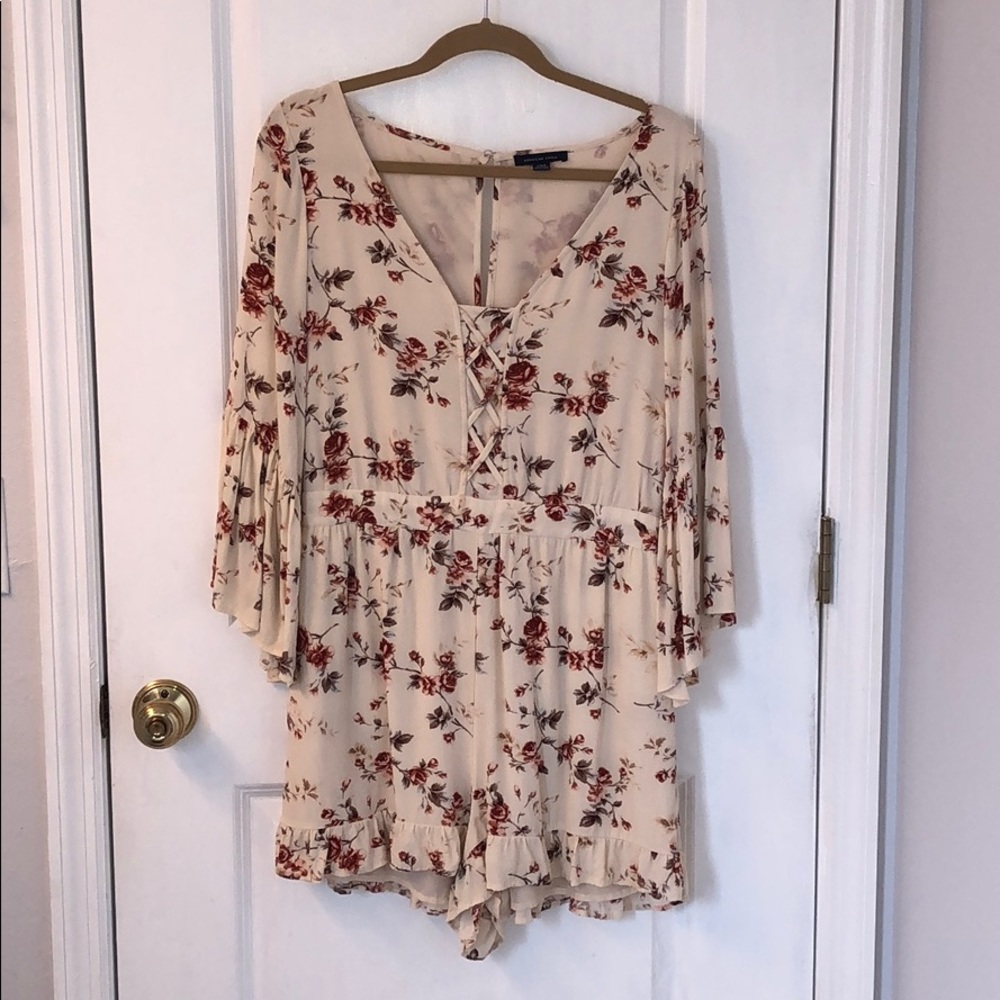 Floral romper with flared 3/4 sleeves